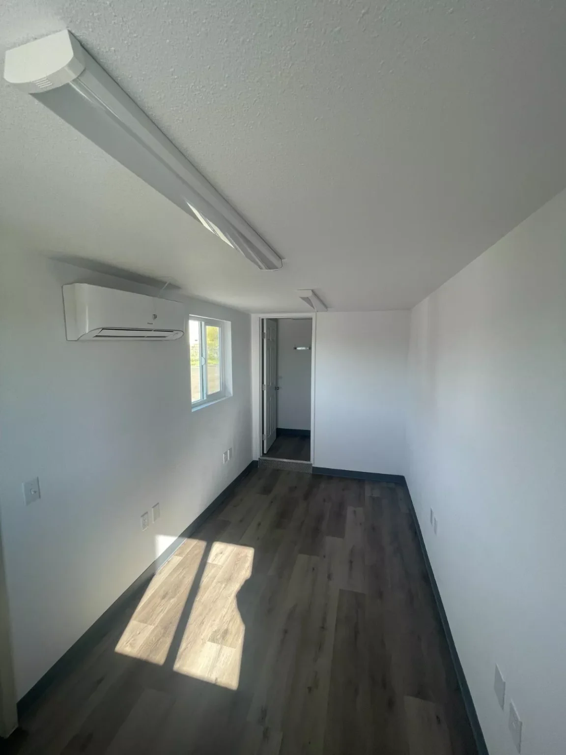 20ft office in refurbished shipping container - Image 7